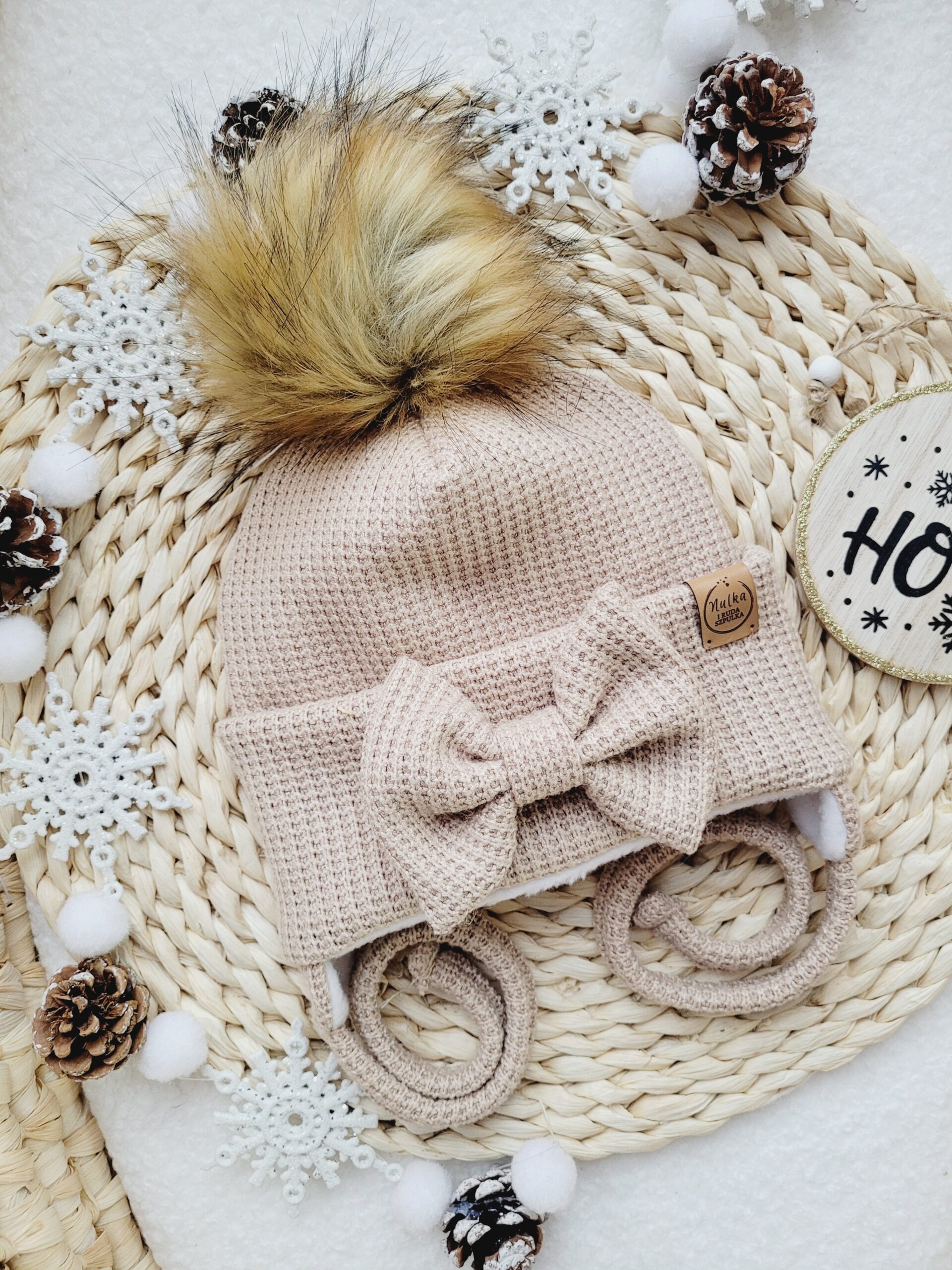 Czapka zimowa beż dla dziewczynki pompon miód brąz