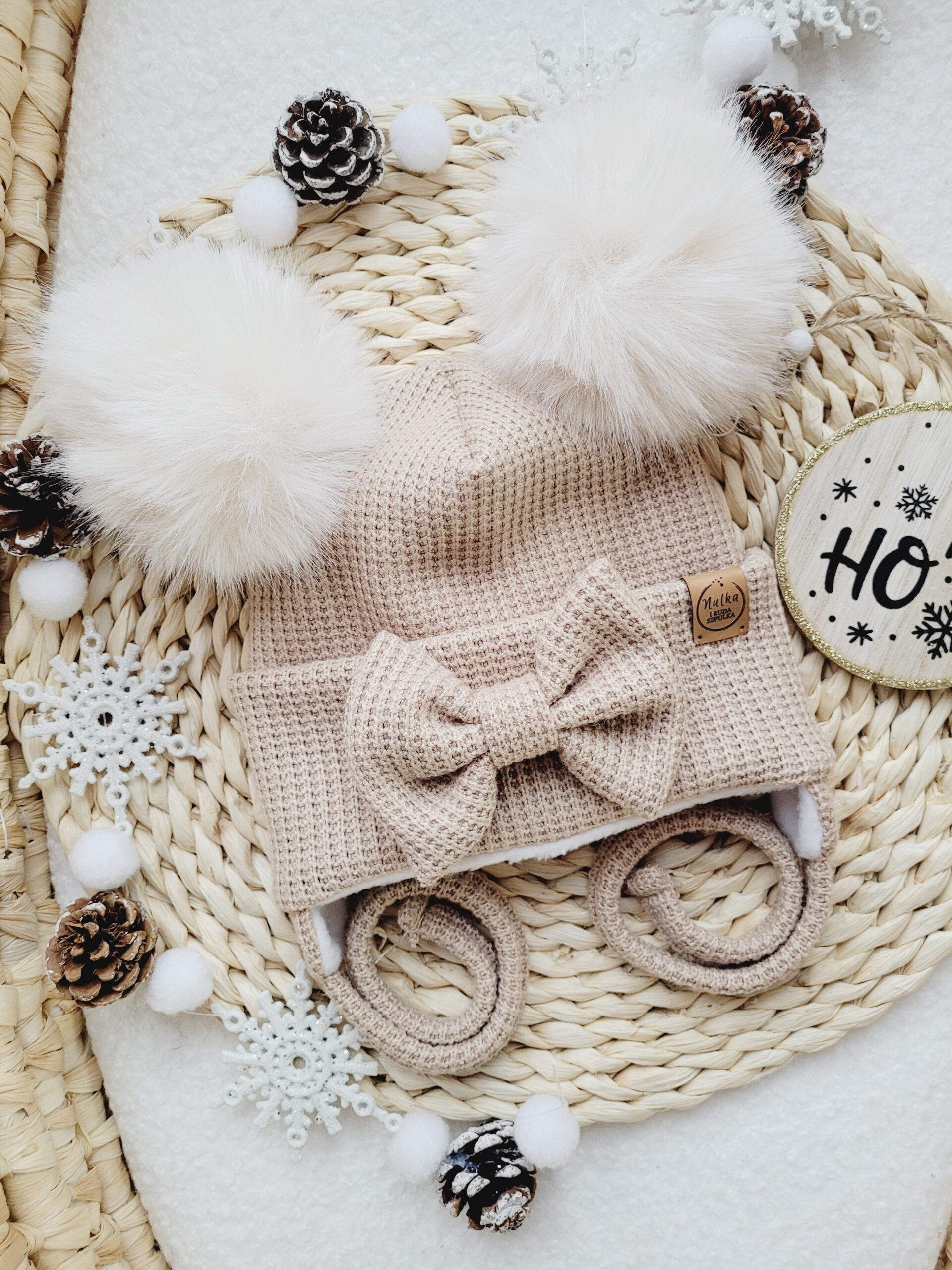 Czapka zimowa beż dla dziewczynki pompony wanilia