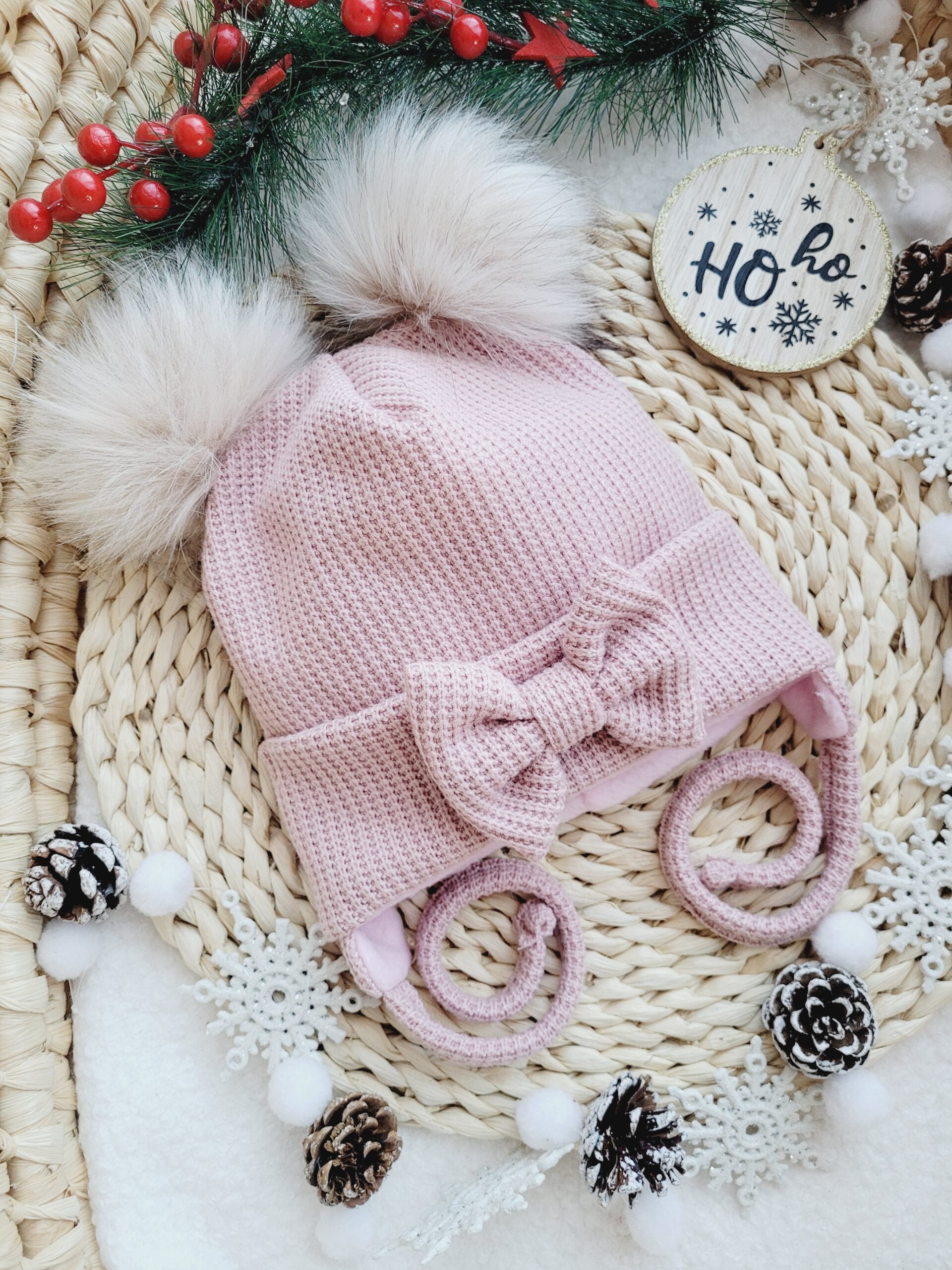 Czapka zimowa dla dziewczynki róż pastelowy pompony beż palony jasny