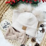 Komplet zimowy jasny beż pompony beż palony jasny