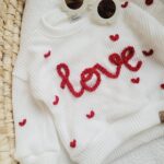 Sweterek ecru z napisem love