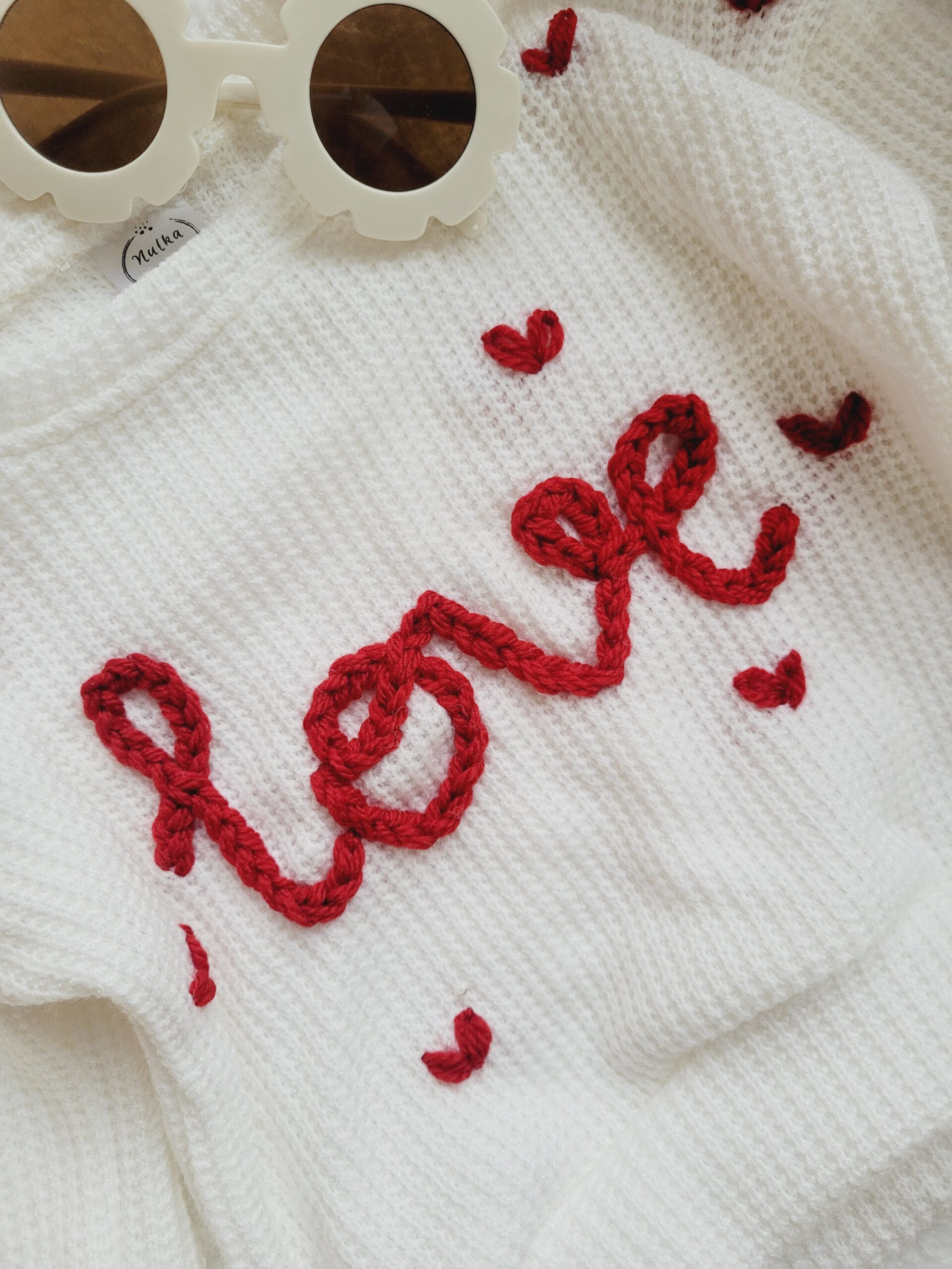 Sweterek z napisem love