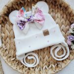 Czapka wiązana z kokardą biel Kolorowe róże perełki