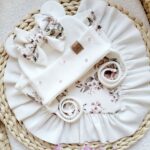 Czapka wiązana dla dziewczynki biel Rosie