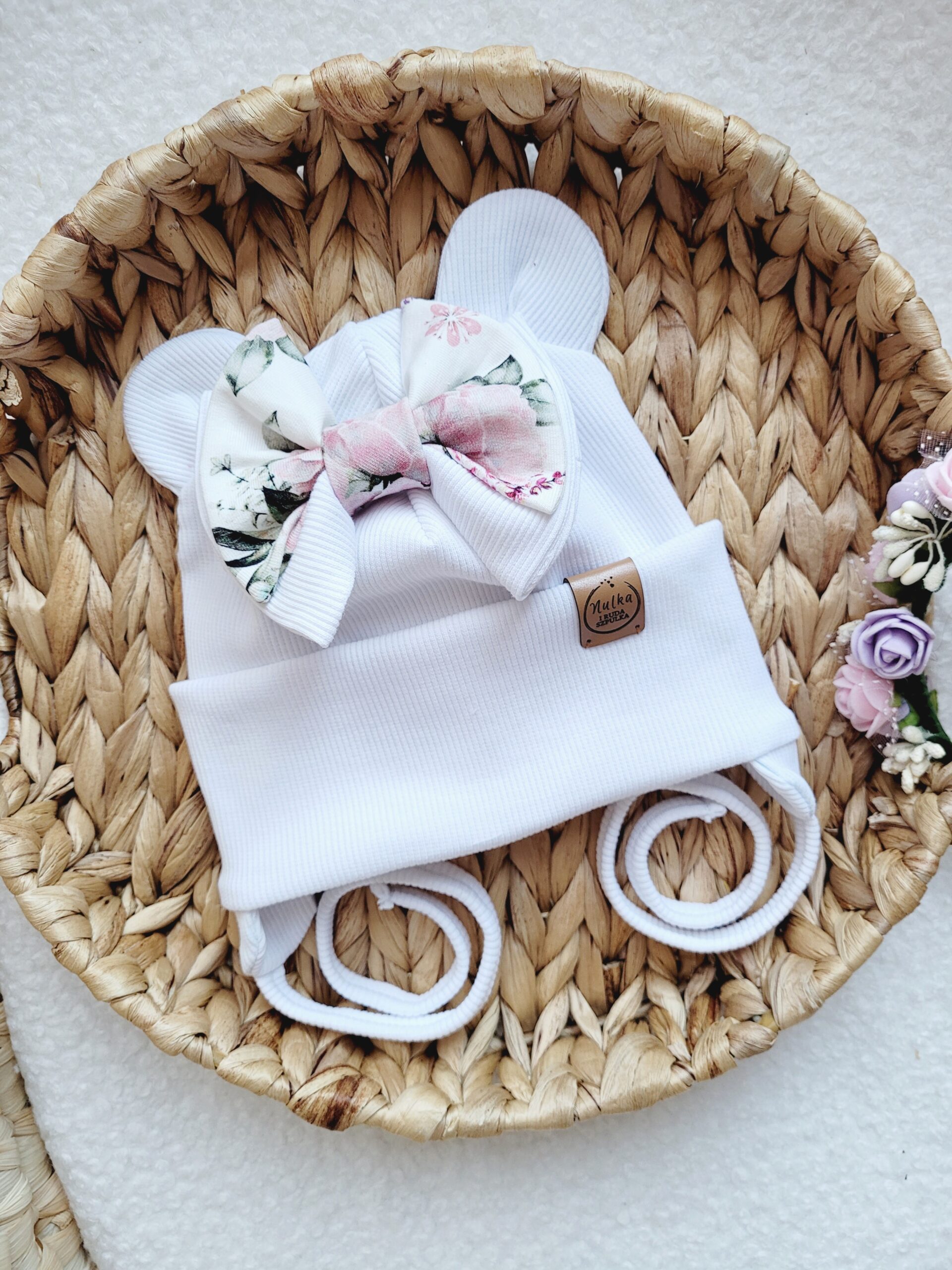 Czapka dla dziewczynki z koakrdą Bukiety różane biel