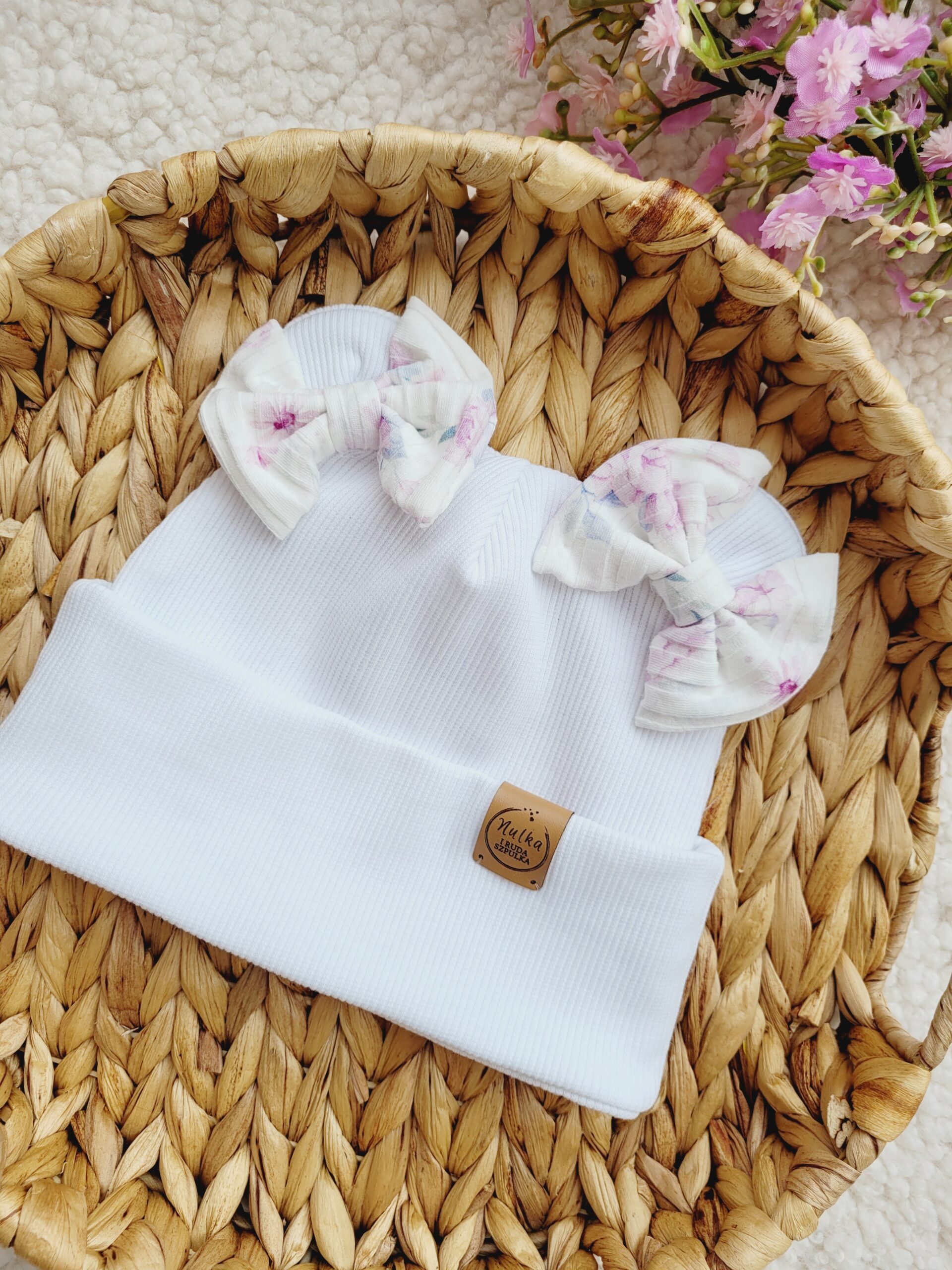 Czapka dla dziewczynki z kokardkami Old Roses biel