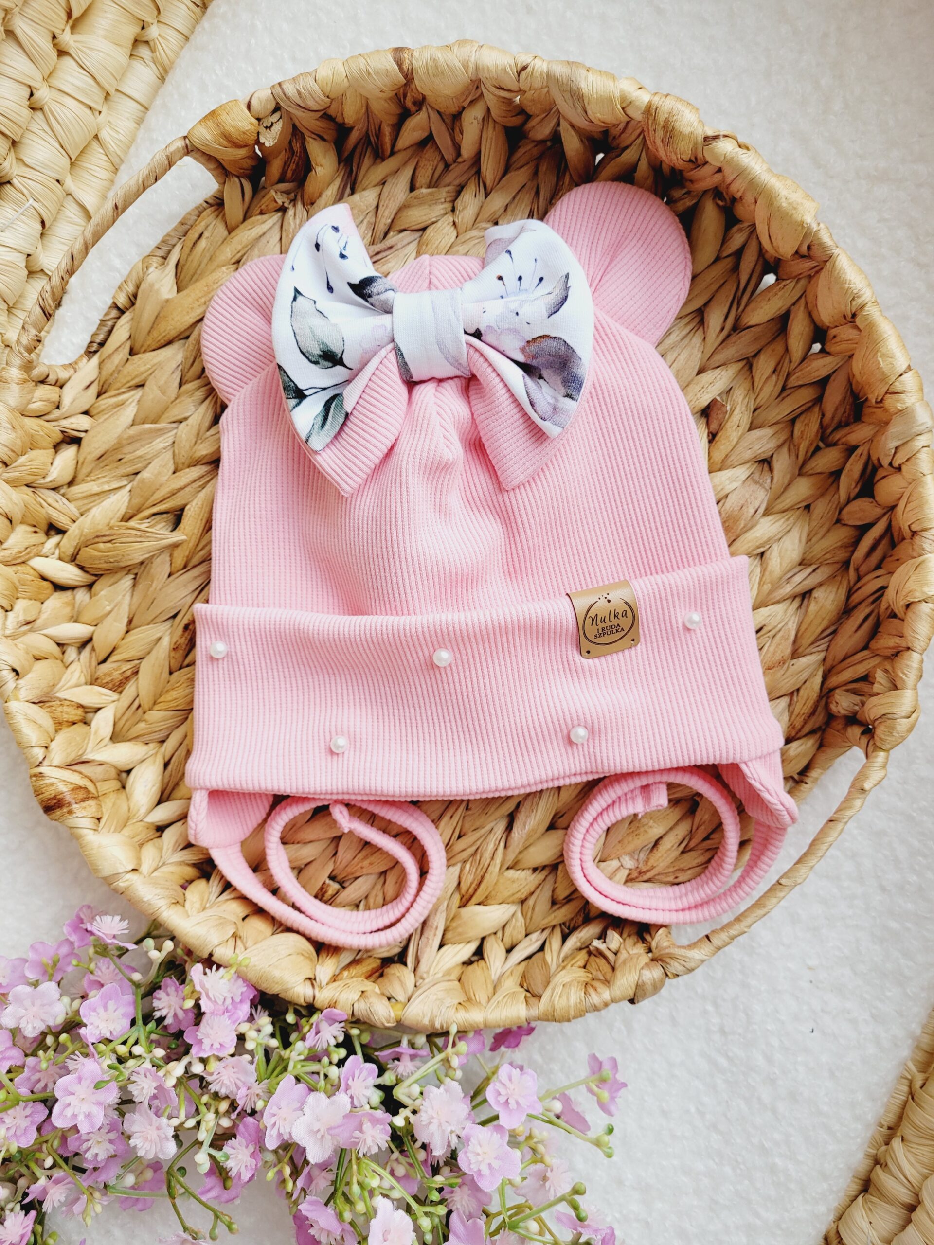 Czapka dla dziewczynki z perełkami i kokardką Pastelowe Róże różowa