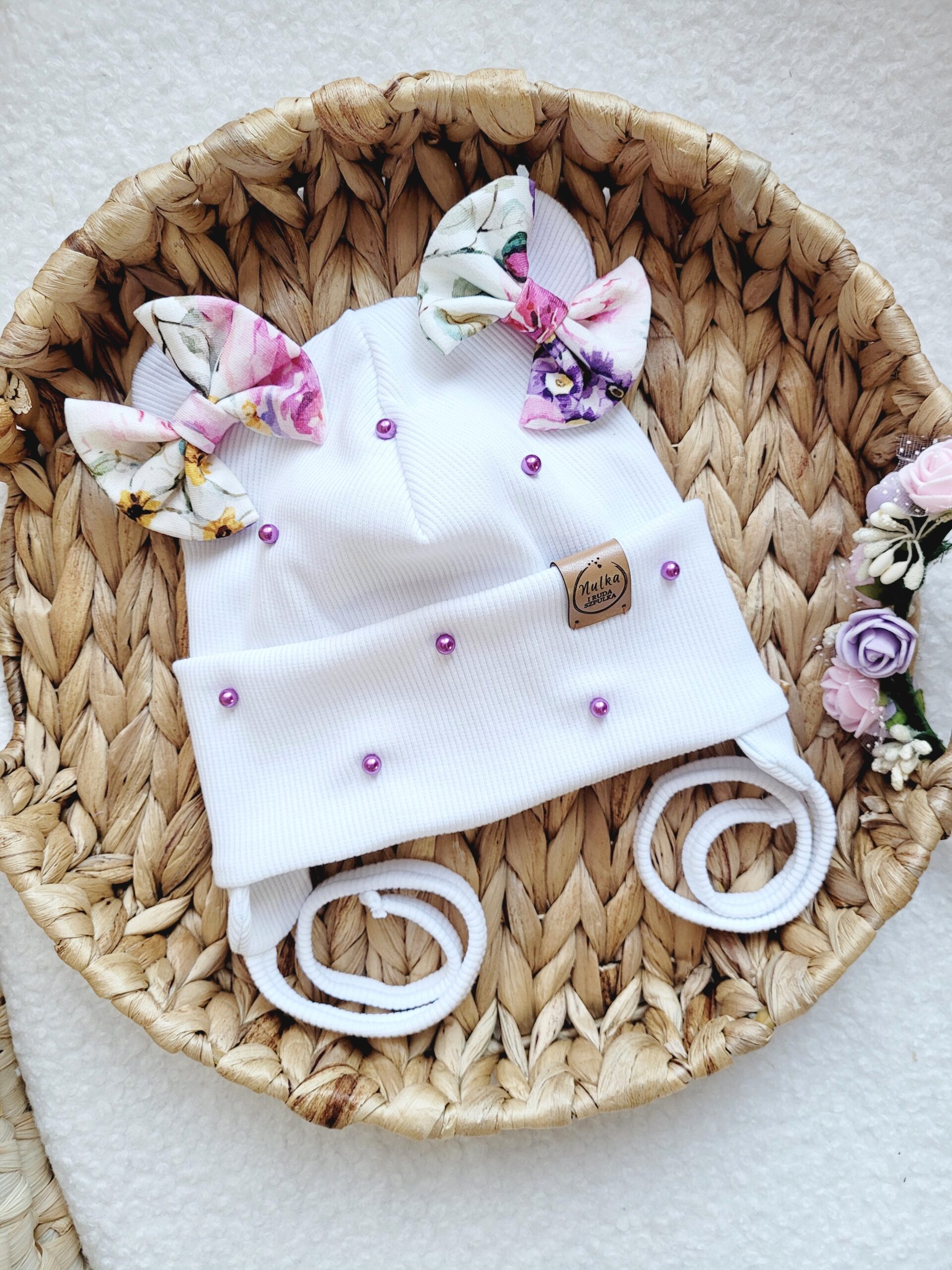 Czapka wiązana dla dziewczynki Kolorowe róże biel perełki