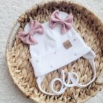 Czapka wiązana dla dziewczynki biały maczek brudny róż perełki