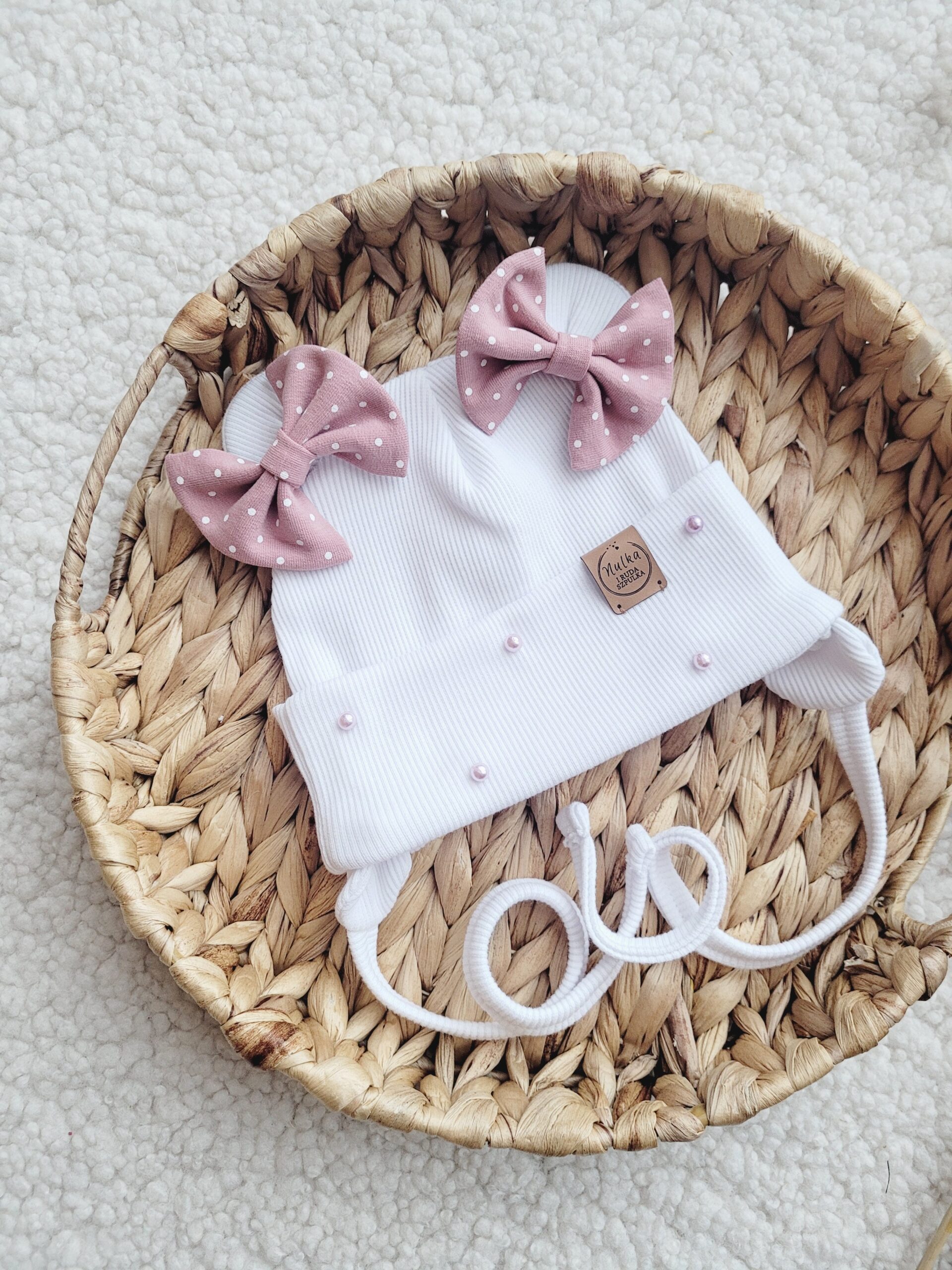 Czapka wiązana dla dziewczynki biały maczek brudny róż perełki