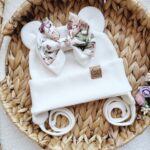 Czapka wiązana dla dziewczynki dalie ecru