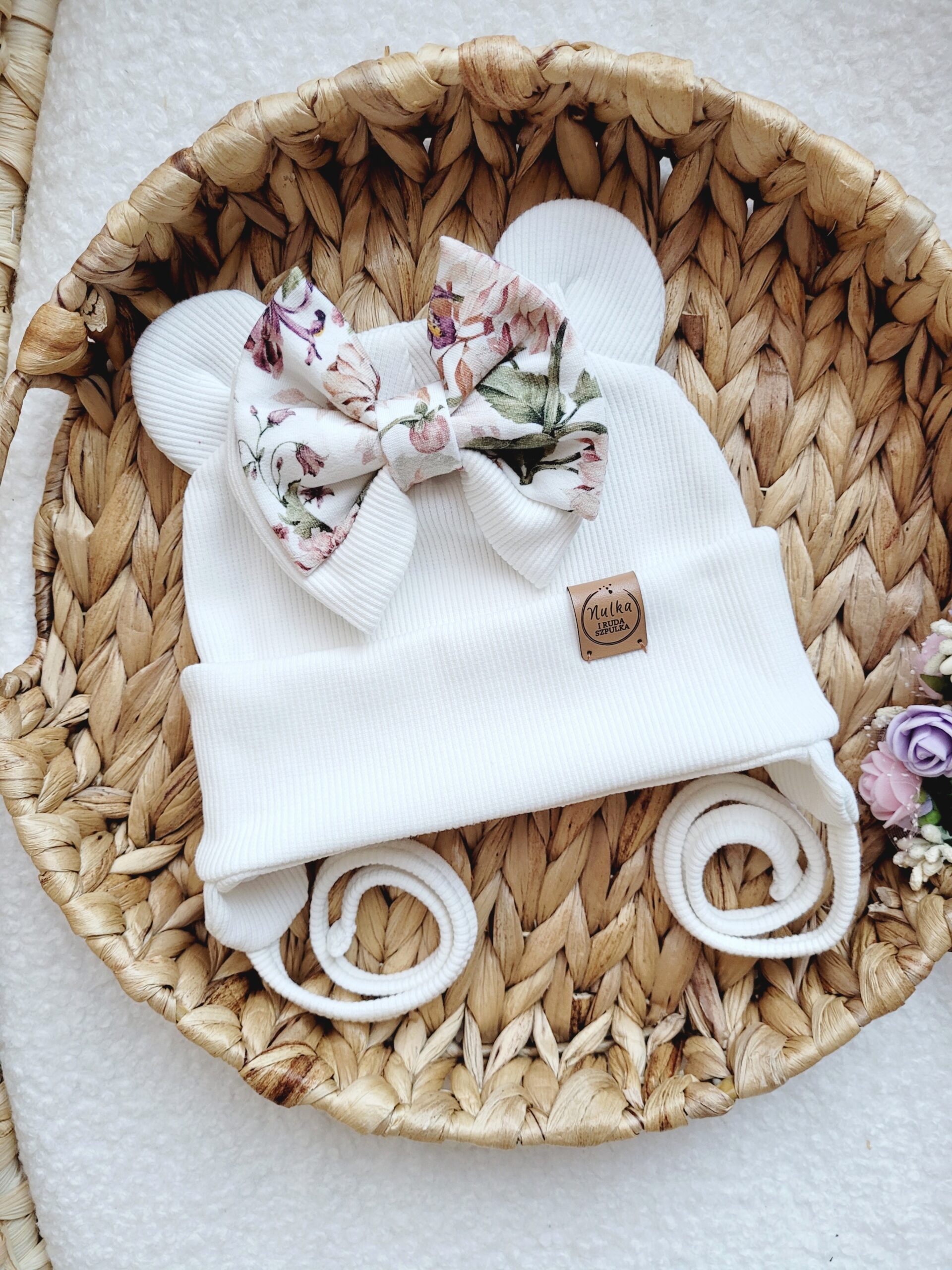 Czapka wiązana dla dziewczynki dalie ecru