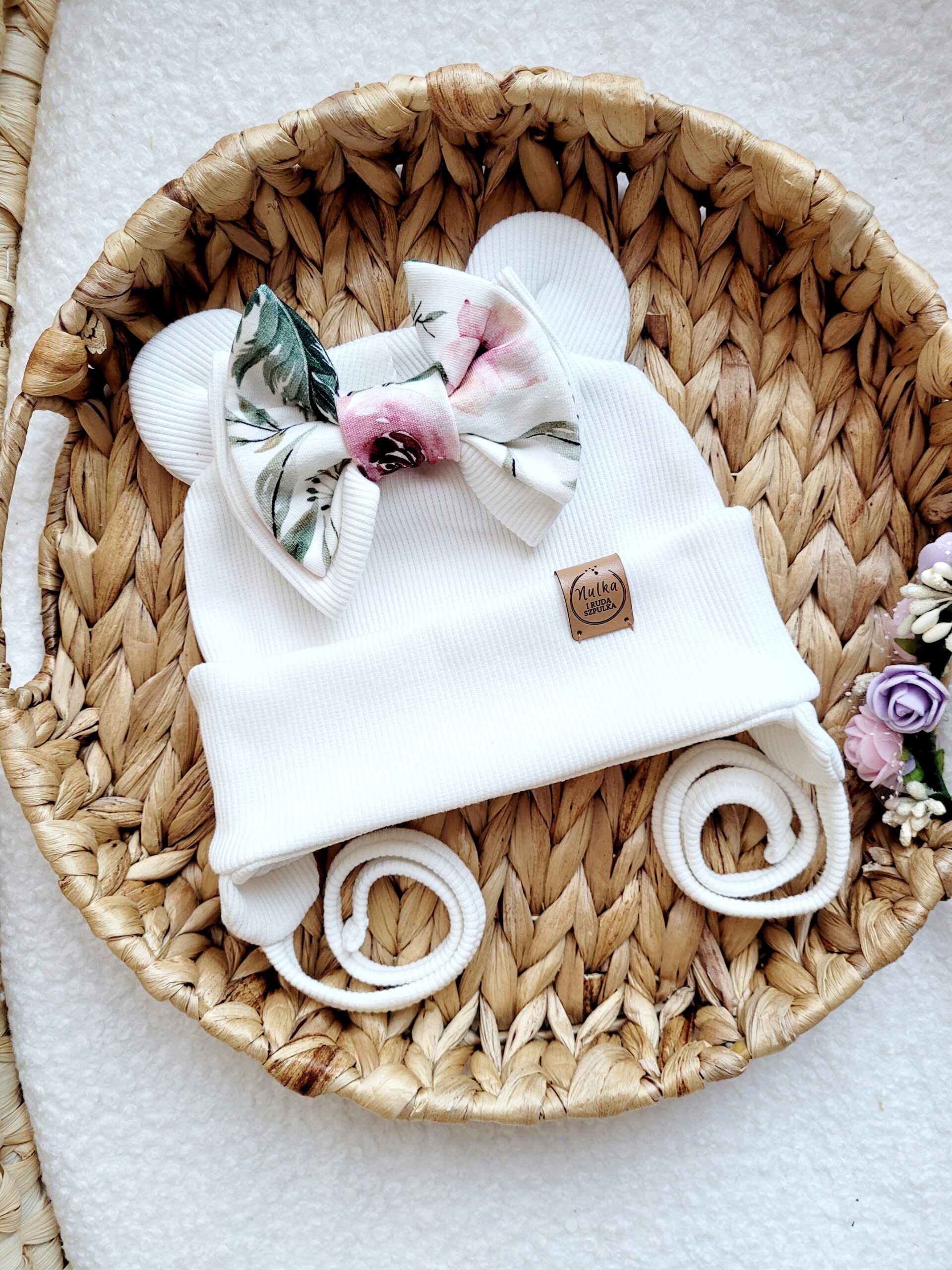 Czapka wiązana dla dziewczynki z kokardką In Garden biel