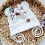 Czapka wiązana dla dziewczynki z kokardką In Garden perełki ecru