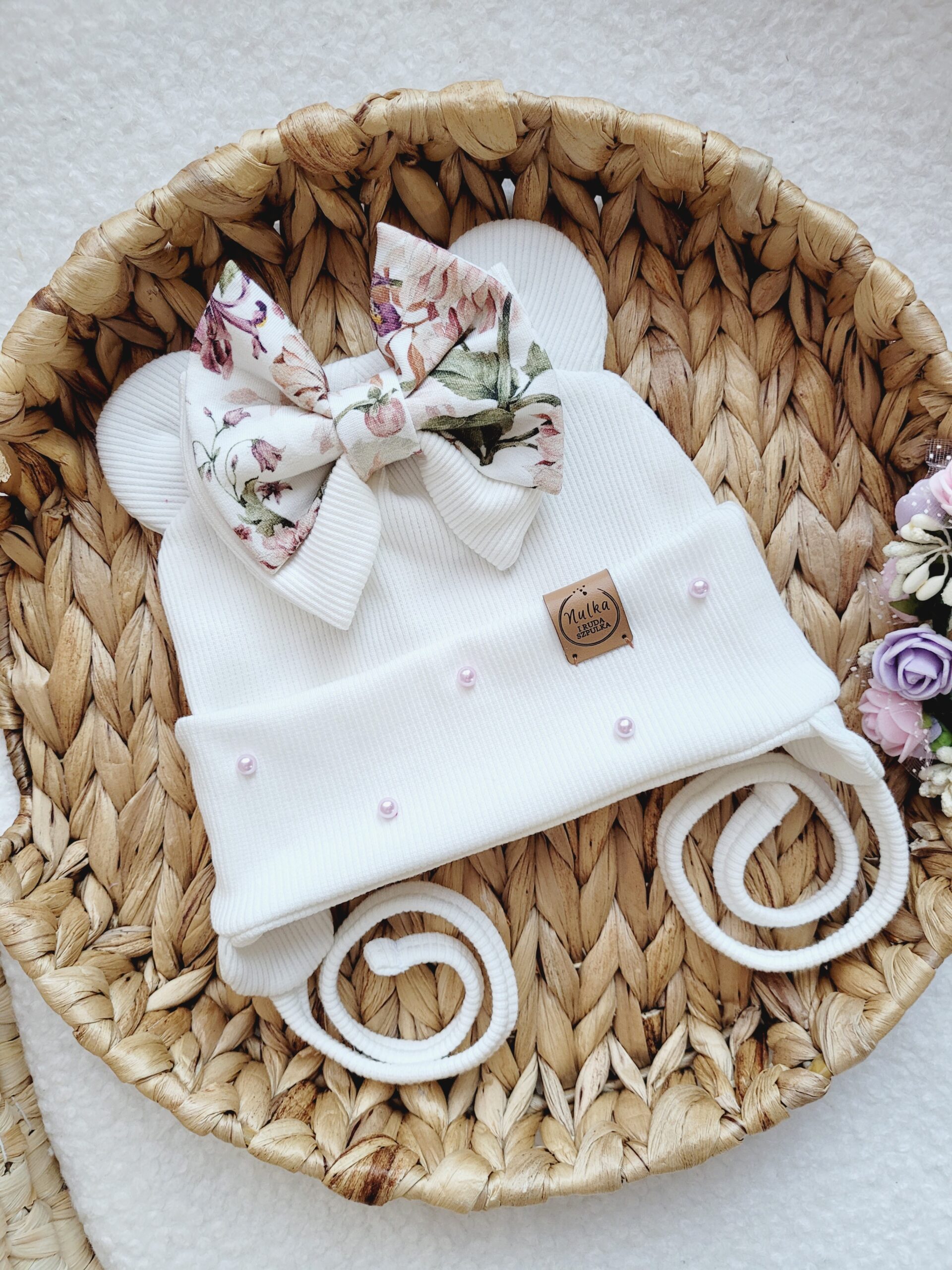 Czapka wiązana dla dziewczynki z perełkami Dalie ecru