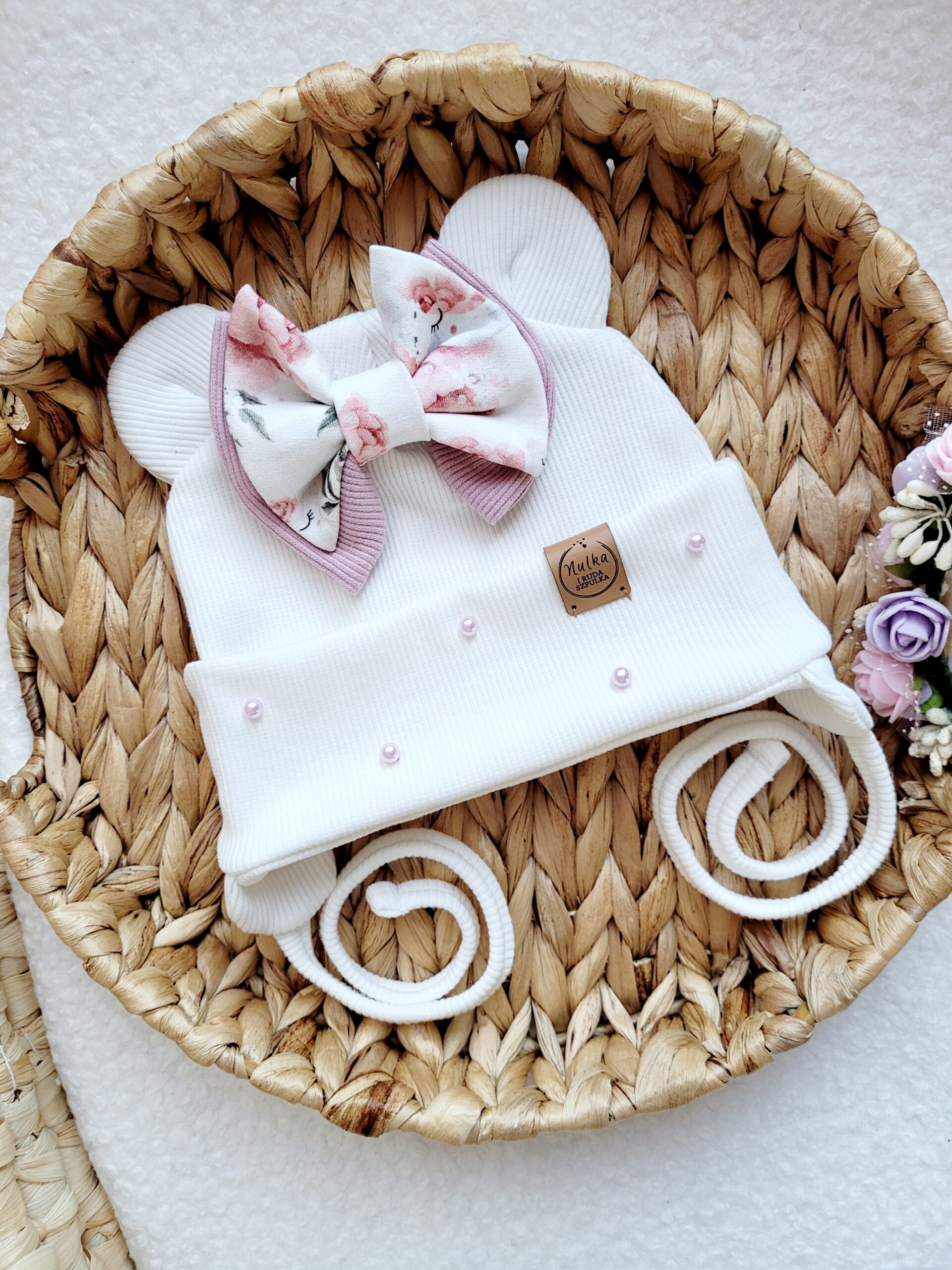 Czapka wiązana z kokardką Peony perełki ecru