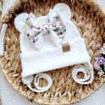 Czapka wiązana z kokardką Rosie ecru