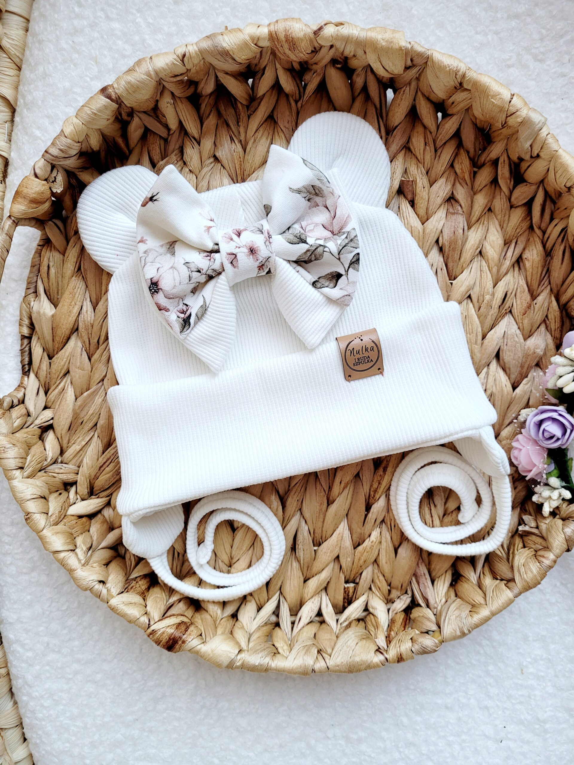 Czapka wiązana z kokardką Rosie ecru