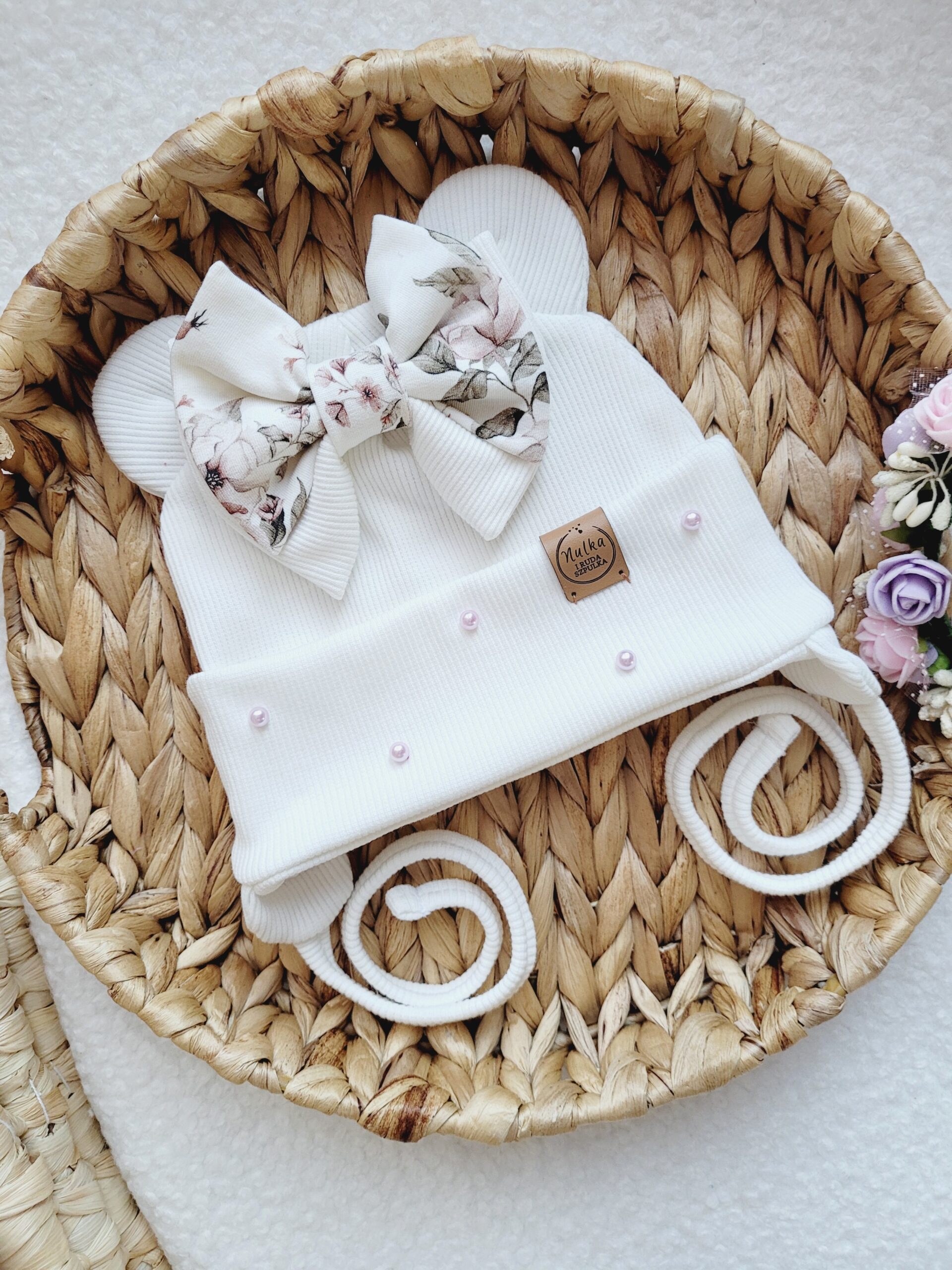 Czapka wiązana z kokardką Rosie i perełkami ecru