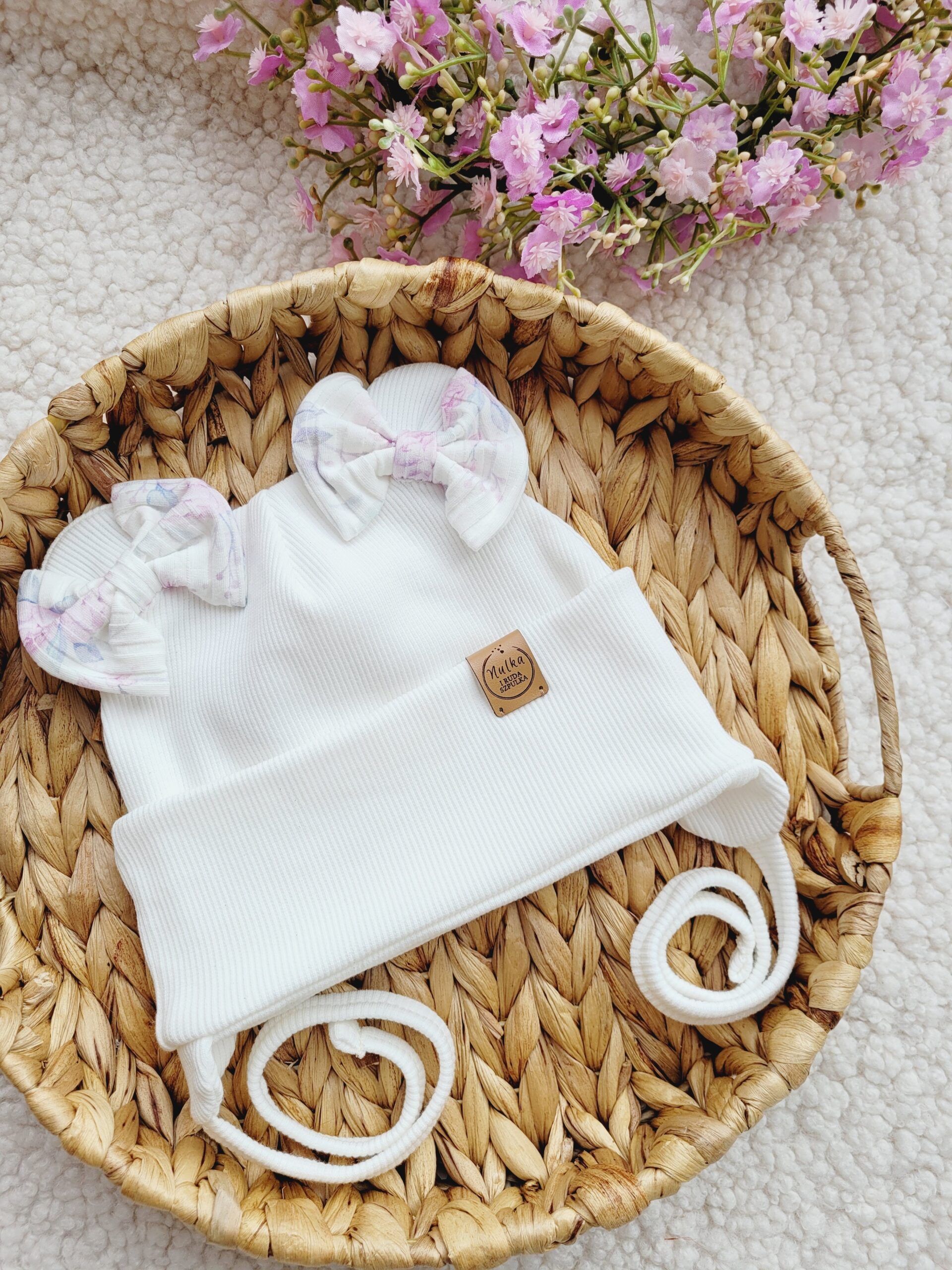 Czapka wiązana z kokardkami Old Roses biel