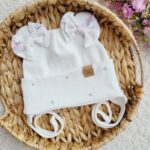 Czapka z kokardkami Old roses perełki biel