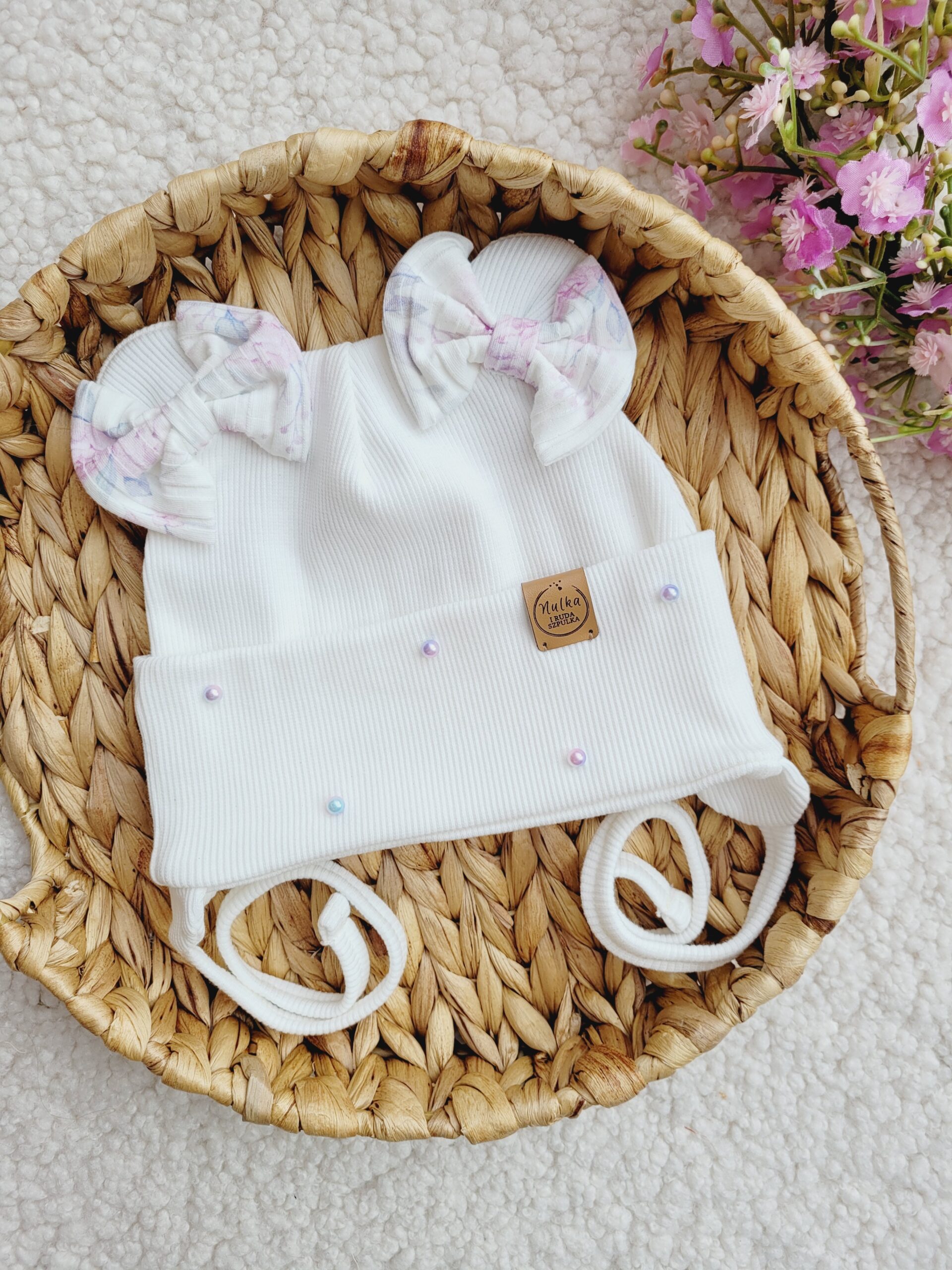 Czapka z kokardkami Old roses perełki biel