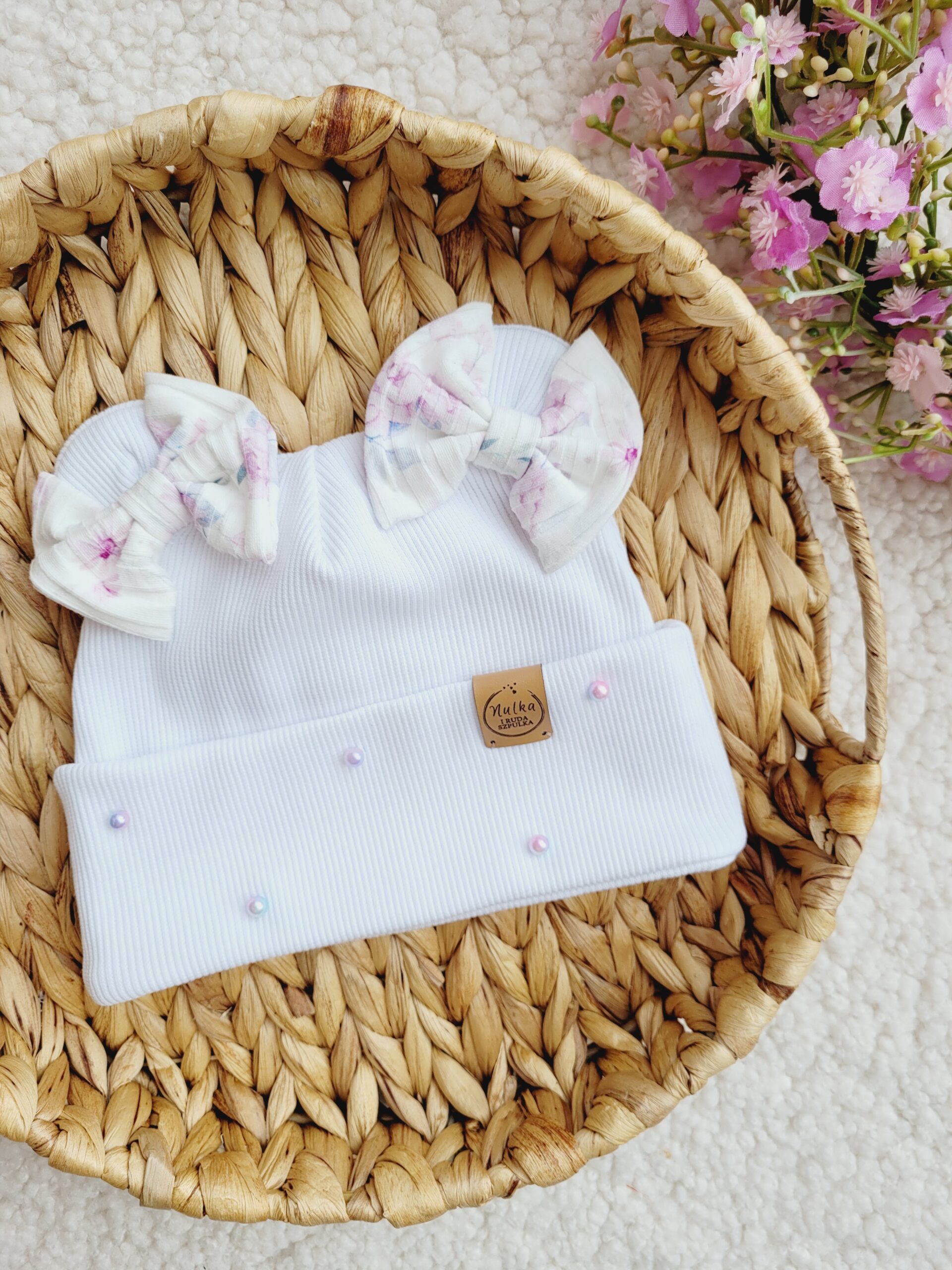 Czapka z kokardkami i perełkami Old Roses biel