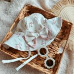 Kapelusz dla dziewczynki Różyczki z pudrową kokardą