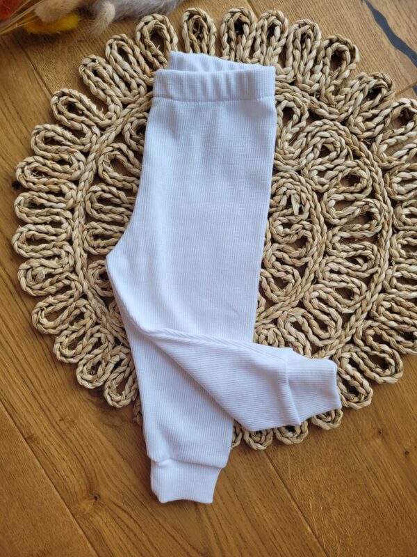 Biale-legginsy-prazkowane-dzieciece-scaled-1.jpg Biale-legginsy-prazkowane-dzieciece-scaled-1.jpg