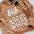 Bluza-dla-chlopca-z-napisem-little-bro-cynamon-scaled-1.jpg