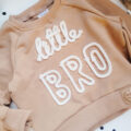 Bluza-dla-chlopca-z-napisem-little-bro-karmel-scaled-1.jpg