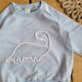 Bluza-dziecieca-baby-blue-z-aplikacja-dinozaur-scaled-1.jpg