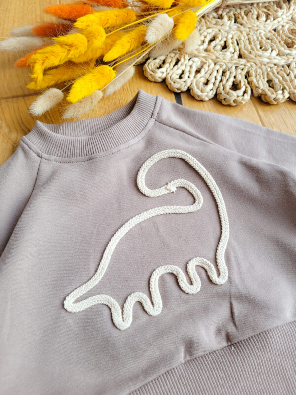 Bluza-z-aplikacja-dinozaur-scaled-1.jpg Bluza-z-aplikacja-dinozaur-scaled-1.jpg