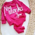 Bluza-z-napisem-Milenka-i-legginsy-prazkowane-fuksja-scaled-1.jpg