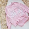 Bluza-z-napisem-Victoria-i-legginsy-prazkowane-rozowy-scaled-1.jpg