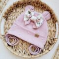 Czapka-dla-dziewczynki-z-kokardka-Purple-Garden-i-perelkami-pastelowy-roz-scaled-1.jpg