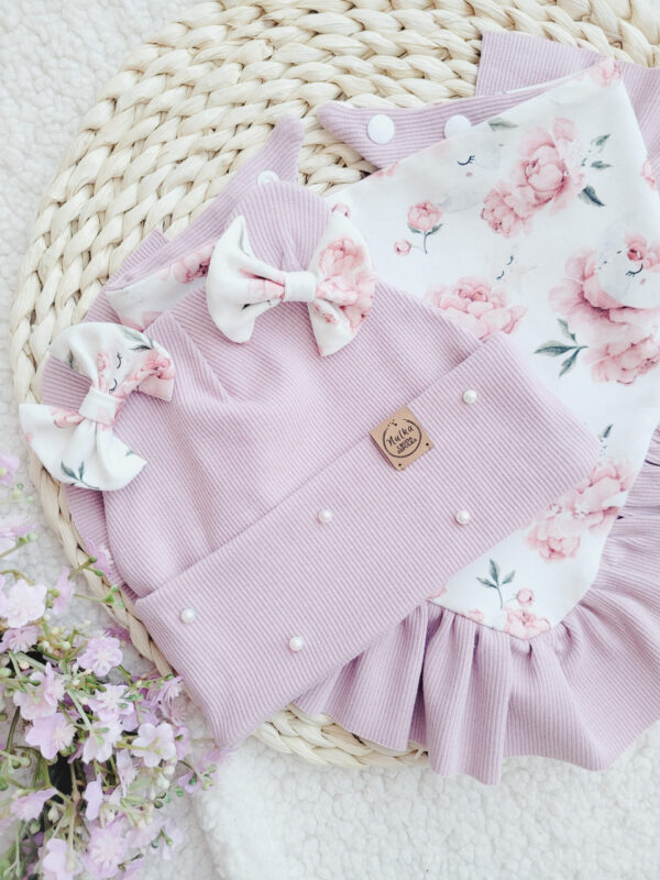 Czapka-dla-dziewczynki-z-kokardkami-i-perelkami-chusta-z-falbanka-pastelowy-roz-Peony-scaled-1.jpg
