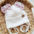 Czapka-dla-dziewczynki-z-perelkami-i-kokardkami-pastelowy-roz-ecru-scaled-1.jpg