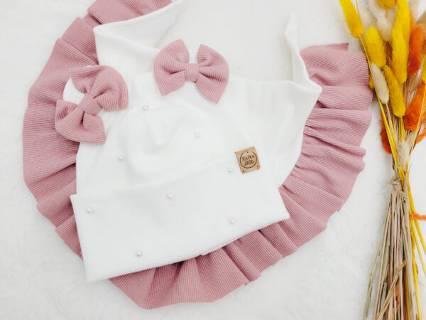 Czapka-dla-dziewczynki-z-perlkami-i-kokardkami-brudny-roz-scaled-1.jpg Czapka-dla-dziewczynki-z-perlkami-i-kokardkami-brudny-roz-scaled-1.jpg