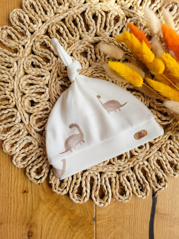 Czapka-niemowleca-prazkowana-z-supelkiem-w-dinozaury-scaled-1.jpg
