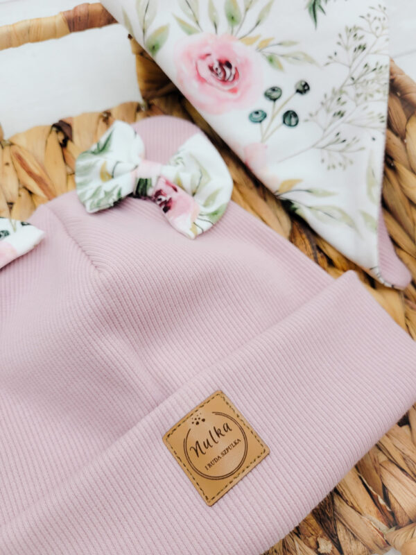 Czapka-prazek-wywijana-In-garden-Biel-scaled-1.jpg Czapka-prazek-wywijana-In-garden-Biel-scaled-1.jpg