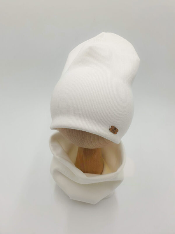 Czapka-prosta-i-komin-prazkowany-ecru-scaled-1.jpg