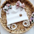 Czapka-wiazana-dla-dziewczynki-Malowane-roze-ecru-scaled-1.jpg