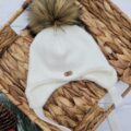 Czapka-wiazana-ecru-z-pomponem-miod-braz-scaled-1.jpg