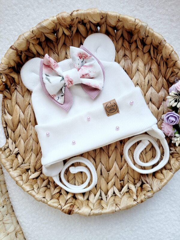 Czapka-wiazana-z-kokardka-Peony-perelki-ecru-scaled-1.jpg