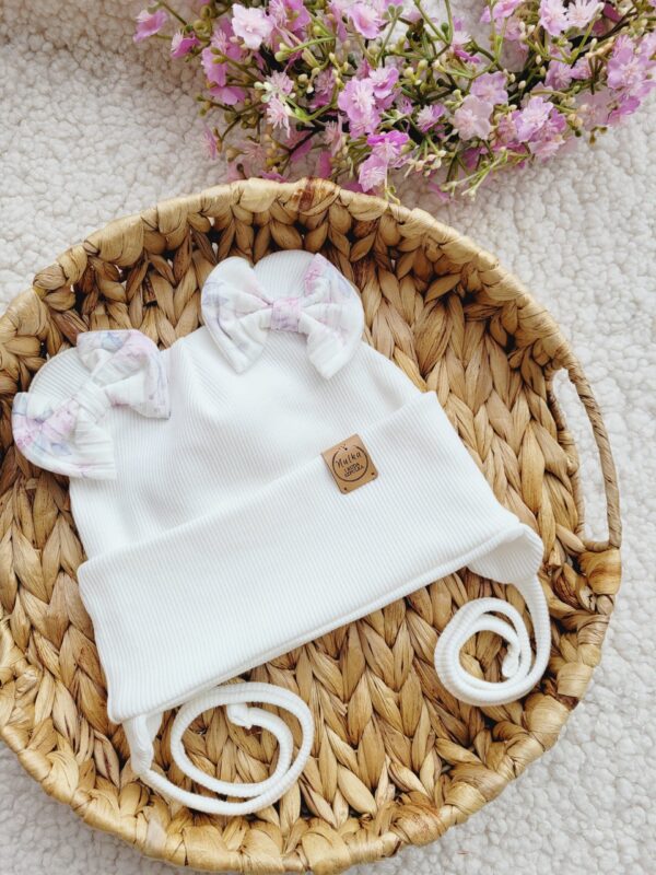 Czapka-wiazana-z-kokardkami-Old-Roses-biel-scaled-1.jpg