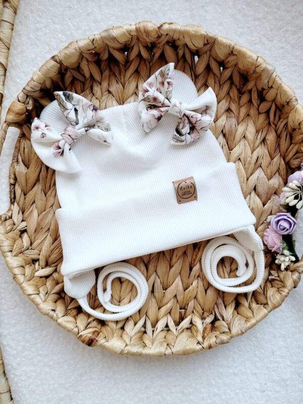 Czapka-wiazana-z-kokardkami-Rosie-ecru-scaled-1.jpg Czapka-wiazana-z-kokardkami-Rosie-ecru-scaled-1.jpg