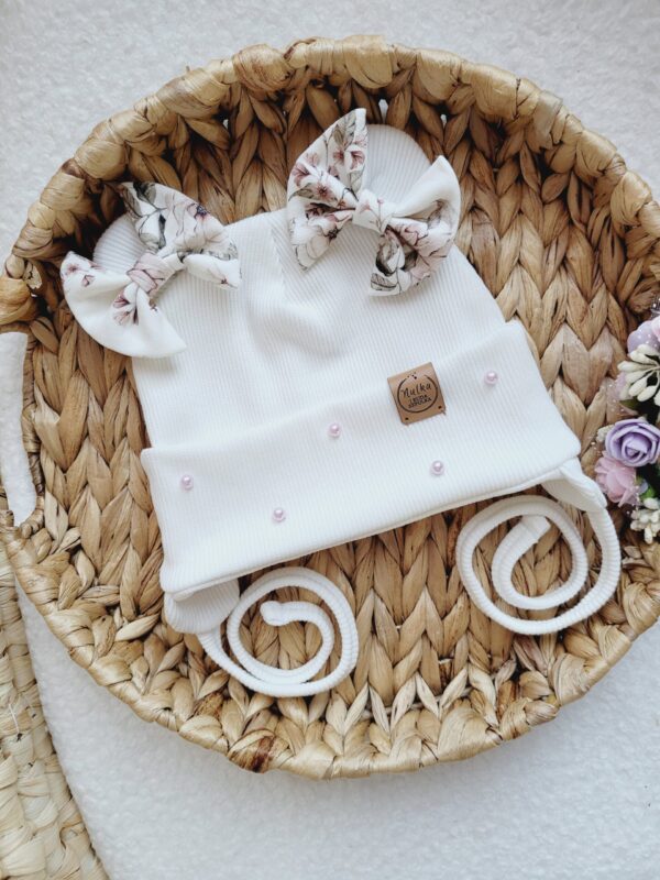 Czapka-wiazana-z-perelkami-i-kokardkami-Rosie-ecru-scaled-1.jpg Czapka-wiazana-z-perelkami-i-kokardkami-Rosie-ecru-scaled-1.jpg