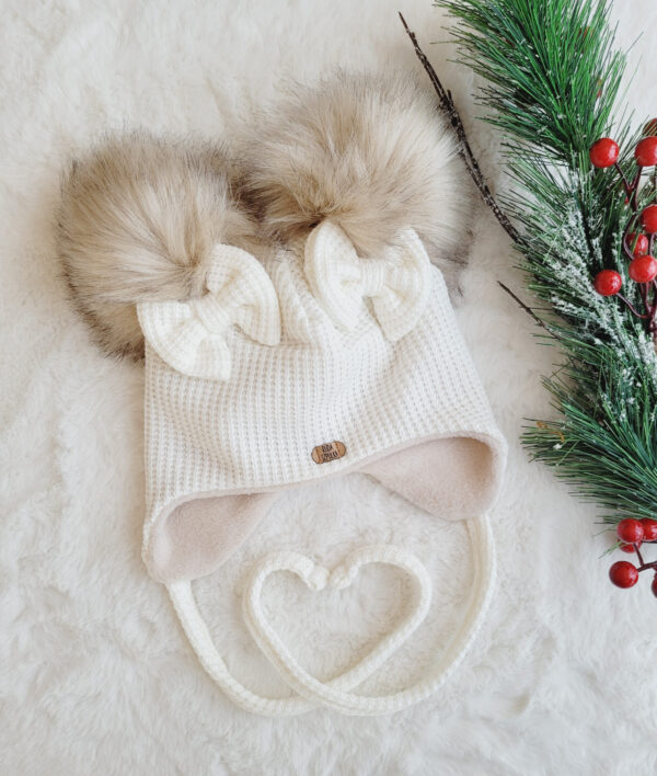 Czapka-wiazana-z-pomponami-i-kokardkami-scaled-1.jpg Czapka-wiazana-z-pomponami-i-kokardkami-scaled-1.jpg