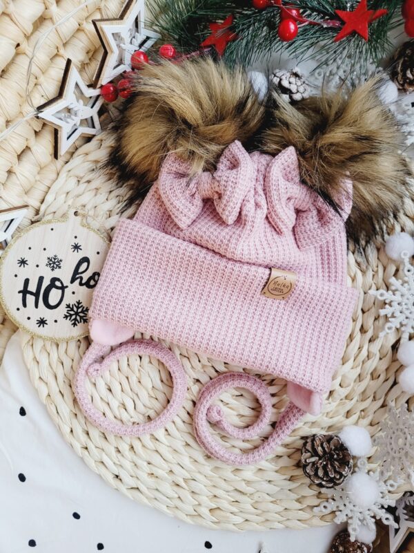 Czapka-zimowa-roz-pastelowy-z-kokardkami-i-pomponami-miod-braz-scaled-1.jpg Czapka-zimowa-roz-pastelowy-z-kokardkami-i-pomponami-miod-braz-scaled-1.jpg